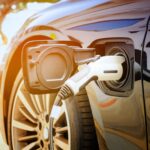 Vecinul tău își încarcă mașina electrică trăgând un cablu direct de pe geam – ce poți face?